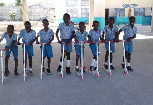 Hulajnogi i piłki dotarły do dzieci na Haiti